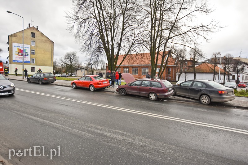 Cztery auta zderzyły się na al. Kardynała Wyszyńskiego zdjęcie nr 167023