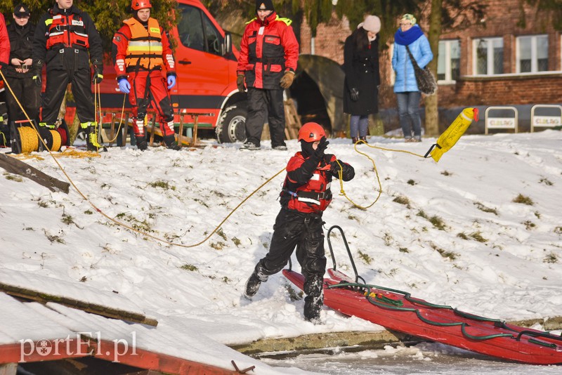 Co zrobić, gdy pod kimś załamie się lód? zdjęcie nr 168882