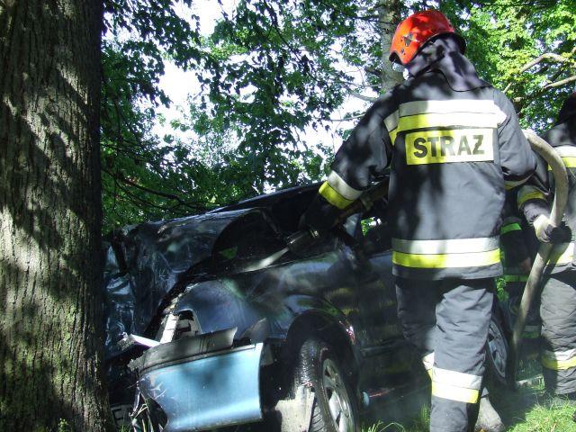 Uderzył w drzewo i stanął w płomieniach zdjęcie nr 13236