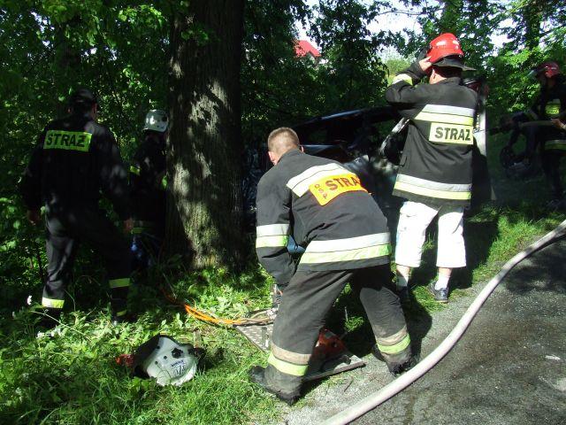 Uderzył w drzewo i stanął w płomieniach zdjęcie nr 13227