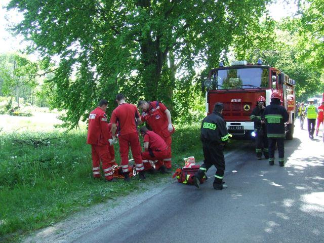 Uderzył w drzewo i stanął w płomieniach zdjęcie nr 13231