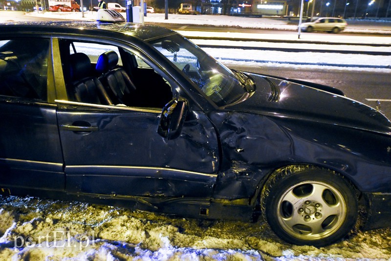Zderzenie mercedesa z renault, jedna osoba w szpitalu zdjęcie nr 169781
