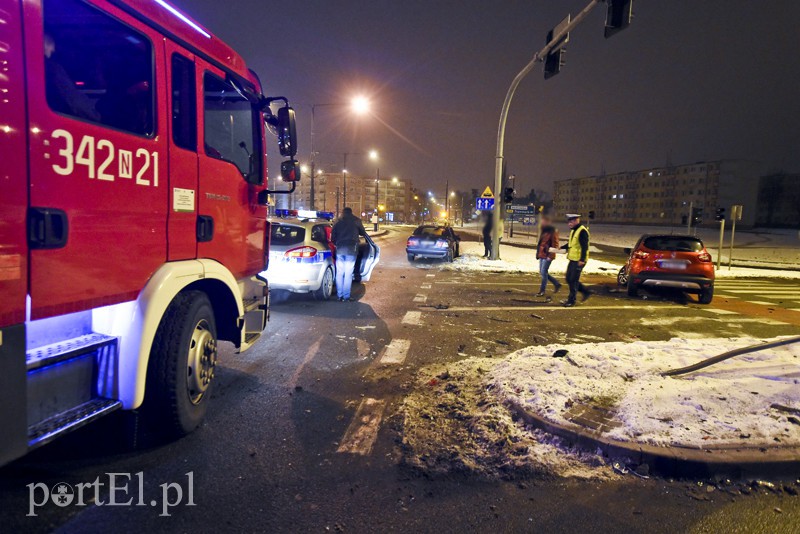 Elbląg Zderzenie mercedesa z renault, jedna osoba w szpitalu