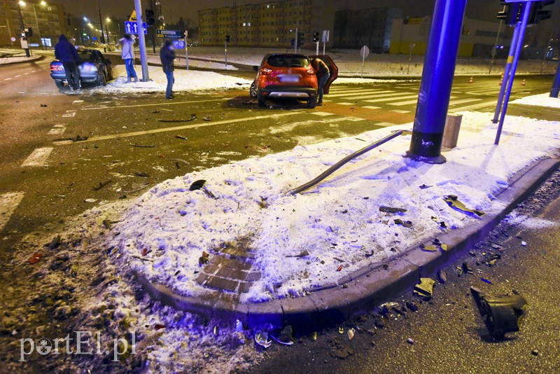 Zderzenie mercedesa z renault, jedna osoba w szpitalu zdjęcie nr 169784