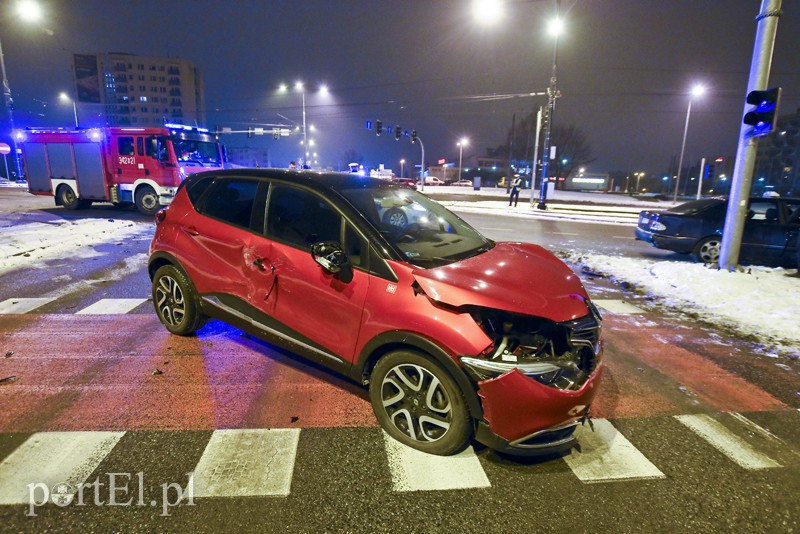 Zderzenie mercedesa z renault, jedna osoba w szpitalu zdjęcie nr 169779