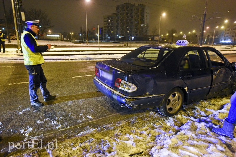 Zderzenie mercedesa z renault, jedna osoba w szpitalu zdjęcie nr 169782