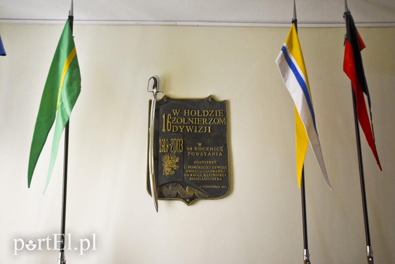 Co się dzieje przed klubem wojskowym przy ul. Królewieckiej? zdjęcie nr 169958