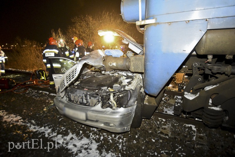 Wjechał mercedesem pod pociąg. Ruch wstrzymany zdjęcie nr 170682