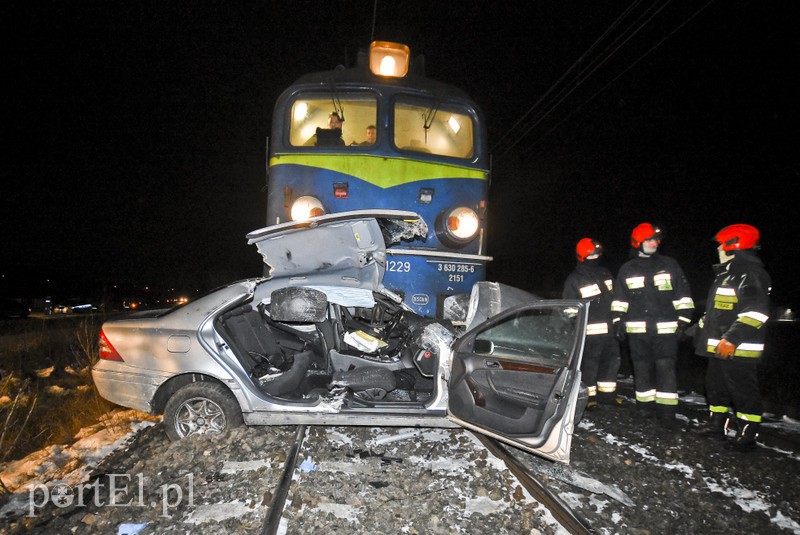 Wjechał mercedesem pod pociąg. Ruch wstrzymany zdjęcie nr 170686