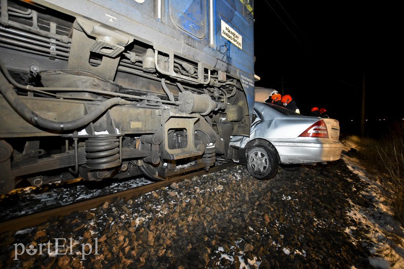 Wjechał mercedesem pod pociąg. Ruch wstrzymany zdjęcie nr 170684