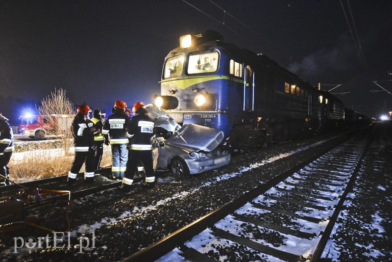 Wjechał mercedesem pod pociąg. Ruch wstrzymany zdjęcie nr 170680