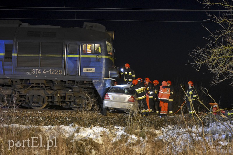 Wjechał mercedesem pod pociąg. Ruch wstrzymany zdjęcie nr 170671