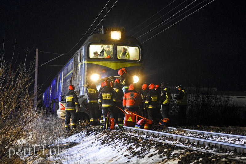 Wjechał mercedesem pod pociąg. Ruch wstrzymany zdjęcie nr 170672