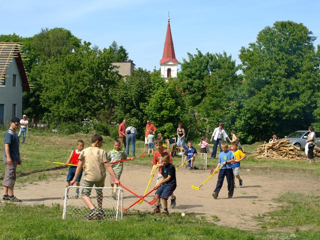 pod czujnym okiem wieży przepięknego kościółka w Łęczu.