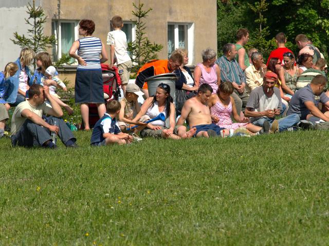 pogoda dopisała i mieszkańcy Łęcza tłumnie przybyli kibicować „swoim”