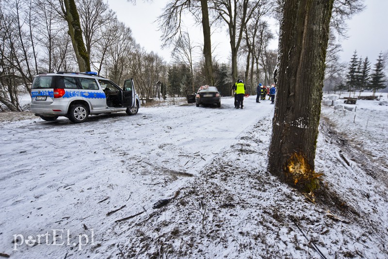 Ślisko na drogach, kobieta uderzyła w drzewo zdjęcie nr 171831