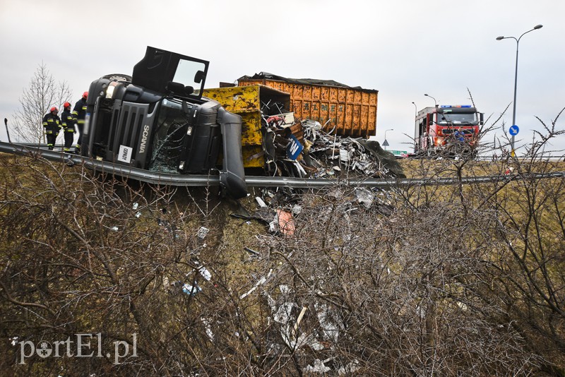 Węzeł Wschód: przewróciła się ciężarówka ze złomem zdjęcie nr 172260