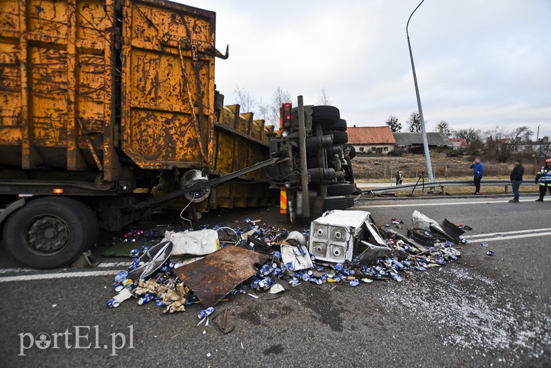Węzeł Wschód: przewróciła się ciężarówka ze złomem zdjęcie nr 172252