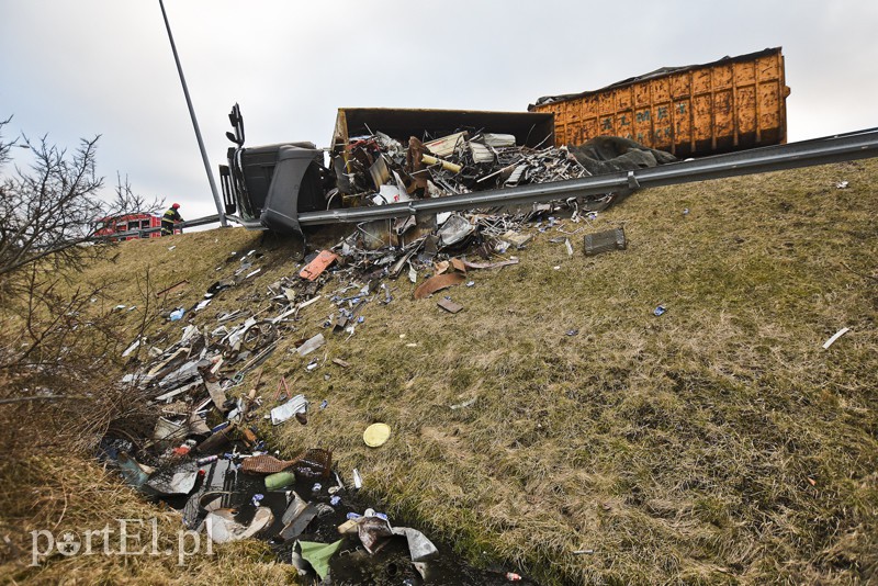 Węzeł Wschód: przewróciła się ciężarówka ze złomem zdjęcie nr 172259