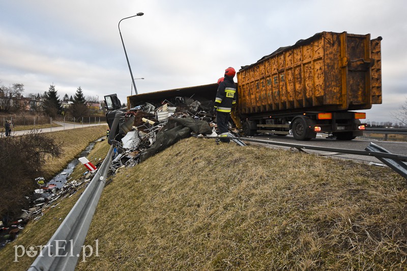 Węzeł Wschód: przewróciła się ciężarówka ze złomem zdjęcie nr 172250