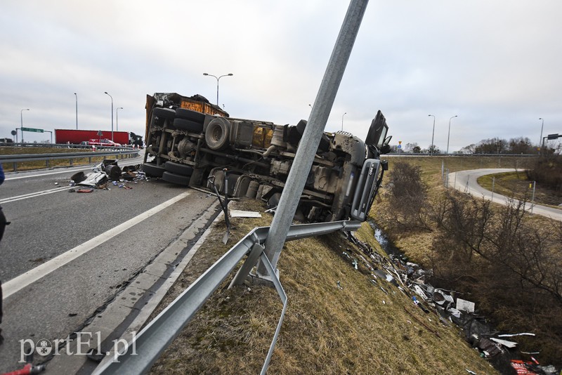 Węzeł Wschód: przewróciła się ciężarówka ze złomem zdjęcie nr 172253