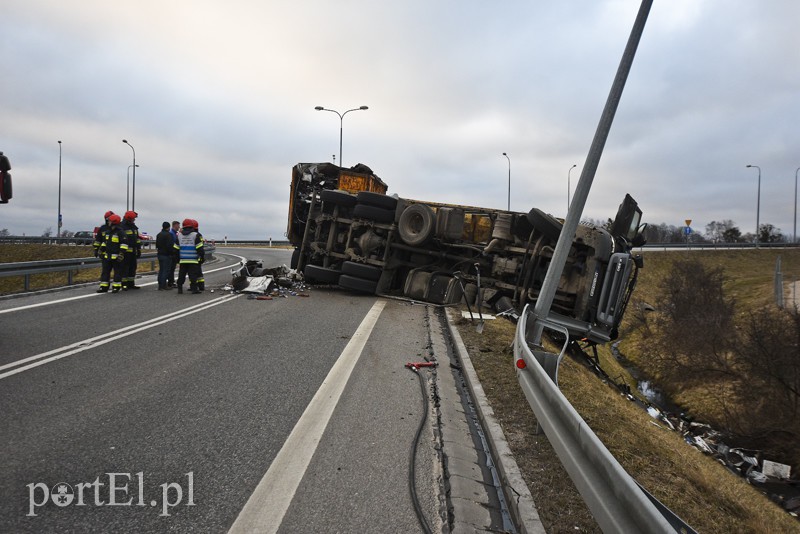 Węzeł Wschód: przewróciła się ciężarówka ze złomem zdjęcie nr 172254