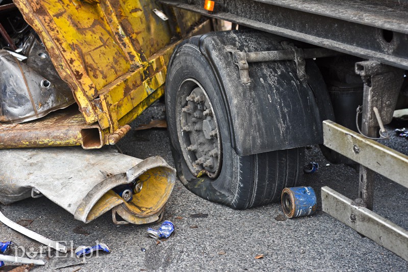 Węzeł Wschód: przewróciła się ciężarówka ze złomem zdjęcie nr 172265