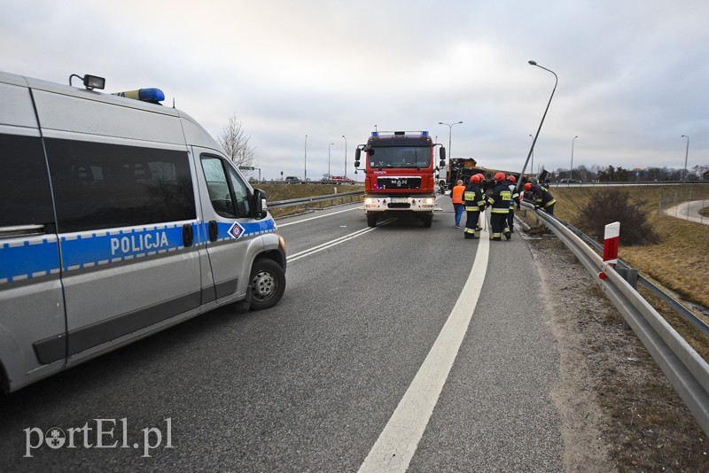 Węzeł Wschód: przewróciła się ciężarówka ze złomem zdjęcie nr 172255