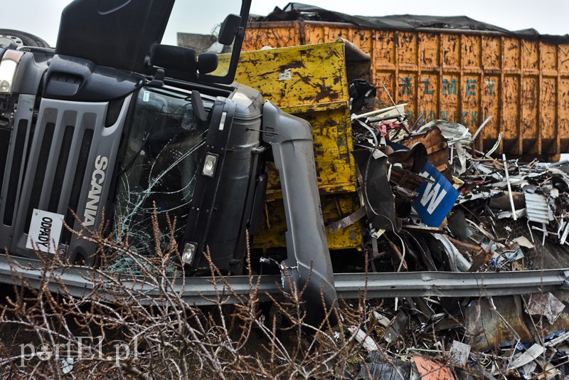 Węzeł Wschód: przewróciła się ciężarówka ze złomem zdjęcie nr 172262