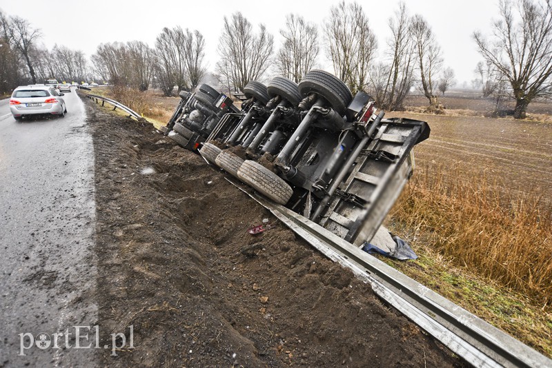 Ciężarówka wypadła z drogi na DK 22 zdjęcie nr 172468