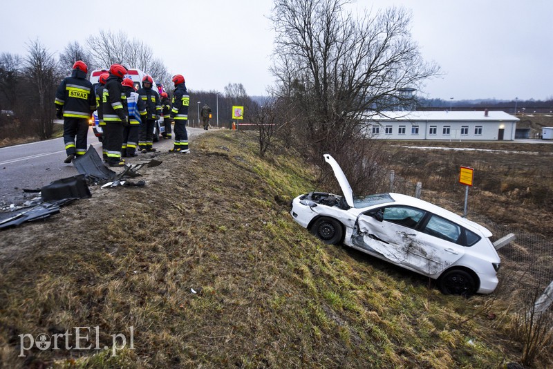 Zderzenie toyoty z mazdą przed cmentarzem zdjęcie nr 172471