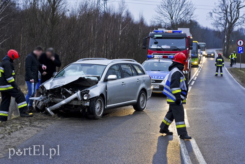 Zderzenie toyoty z mazdą przed cmentarzem zdjęcie nr 172481
