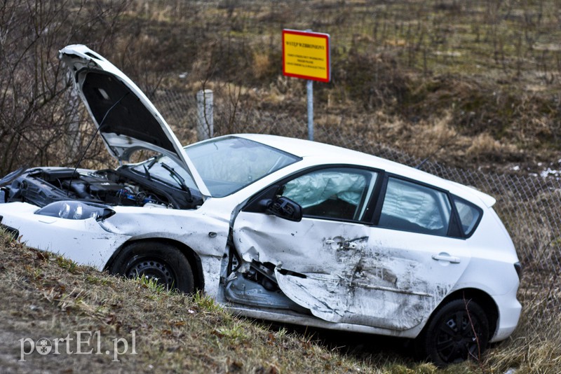 Zderzenie toyoty z mazdą przed cmentarzem zdjęcie nr 172485