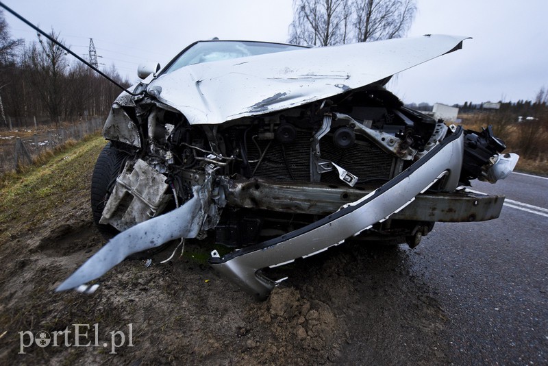 Zderzenie toyoty z mazdą przed cmentarzem zdjęcie nr 172475