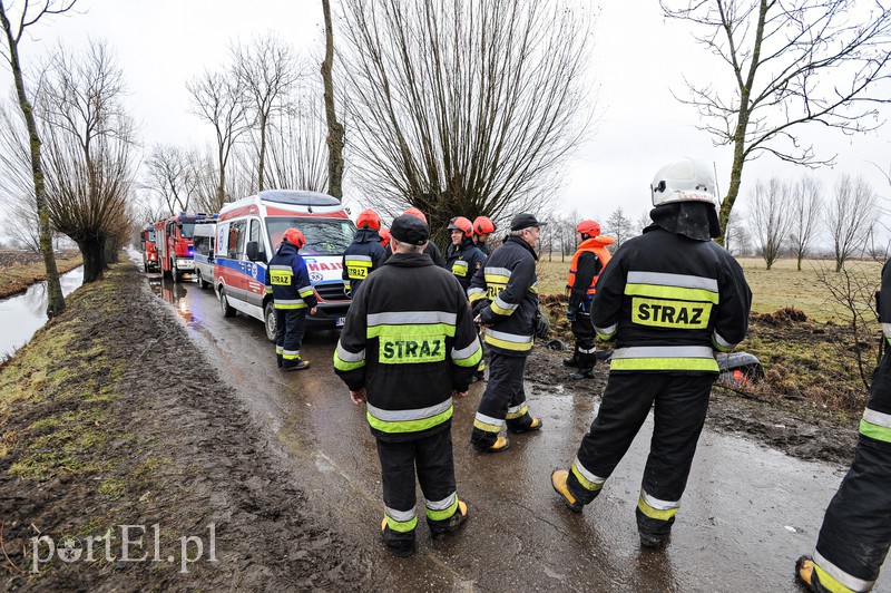  Wyjechali do rowu, kierowca nie żyje zdjęcie nr 172604