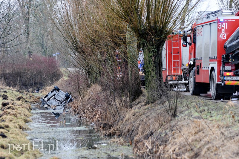  Wyjechali do rowu, kierowca nie żyje zdjęcie nr 172608