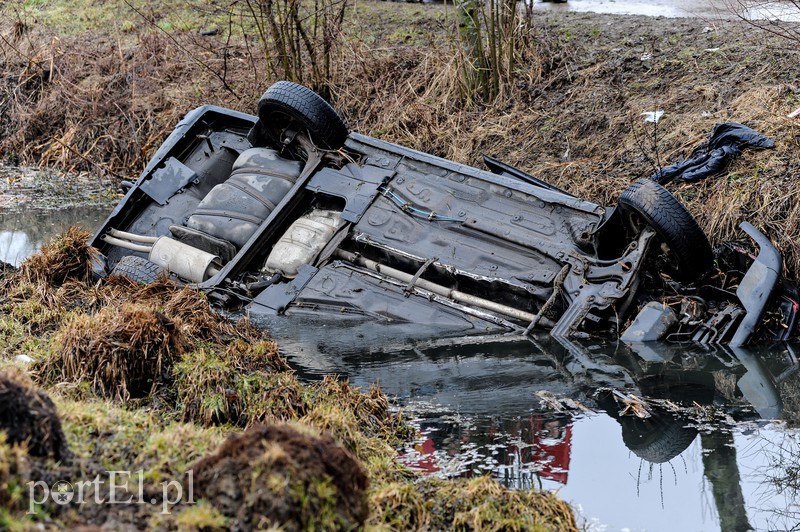  Wyjechali do rowu, kierowca nie żyje zdjęcie nr 172609