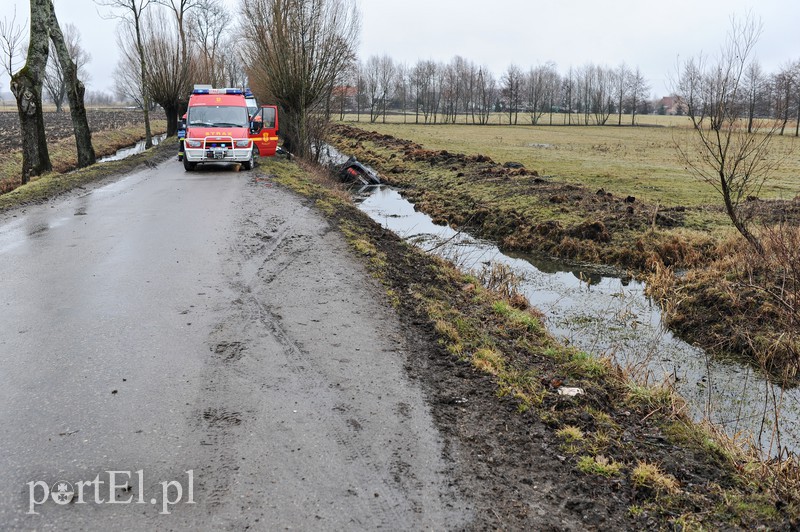 Elbląg  Wyjechali do rowu, kierowca nie żyje