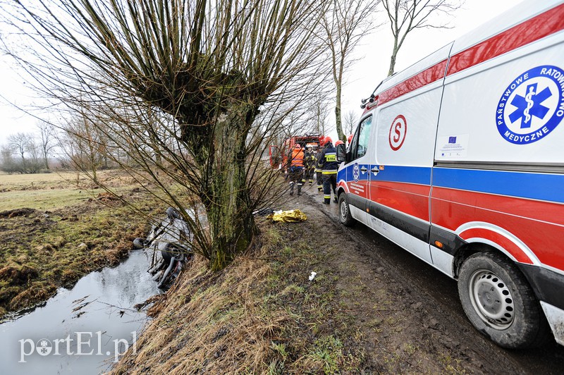  Wyjechali do rowu, kierowca nie żyje zdjęcie nr 172606