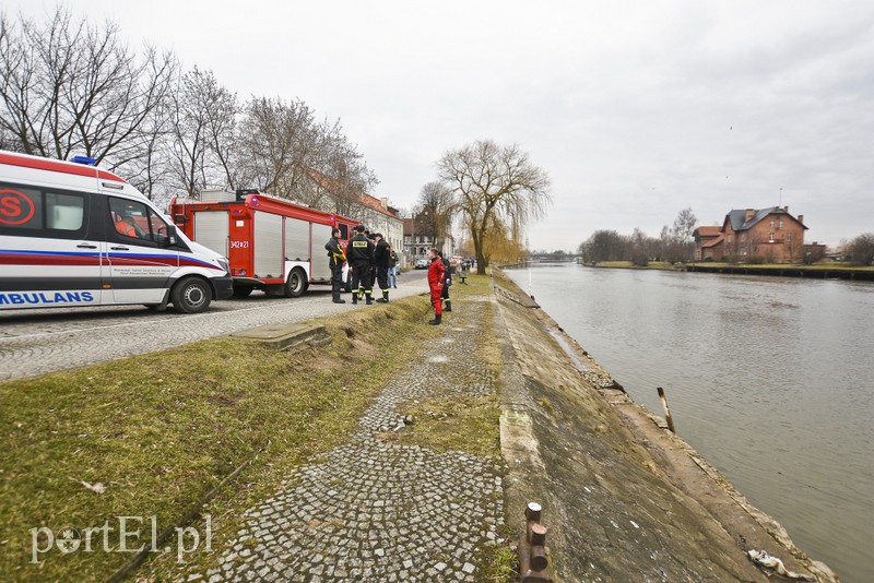 Karmił kaczki i wpadł do rzeki zdjęcie nr 172644