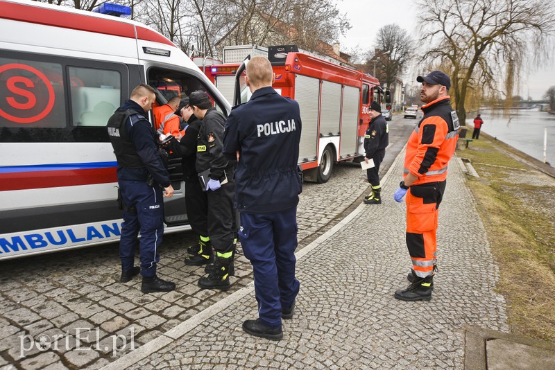 Karmił kaczki i wpadł do rzeki zdjęcie nr 172647