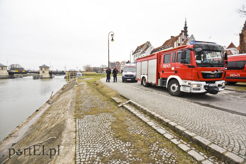 Karmił kaczki i wpadł do rzeki zdjęcie nr 172648