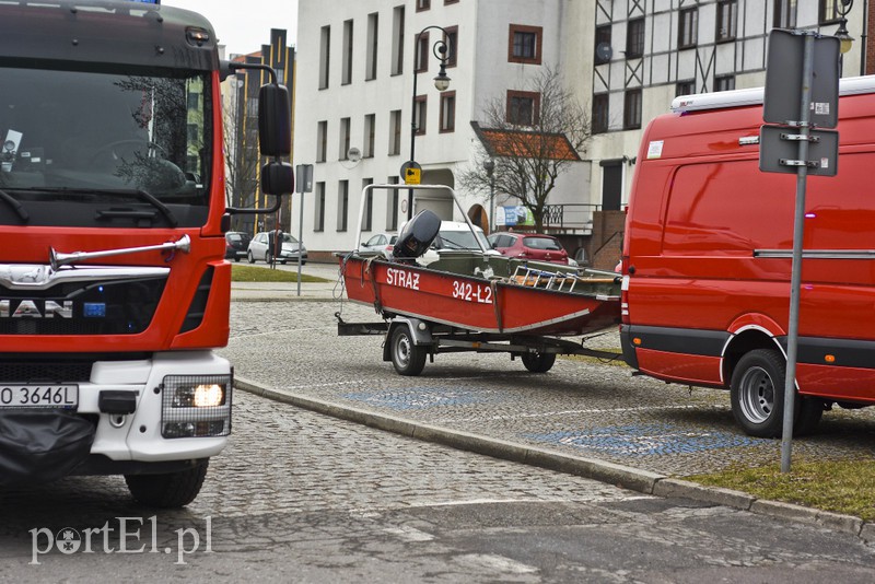 Karmił kaczki i wpadł do rzeki zdjęcie nr 172641