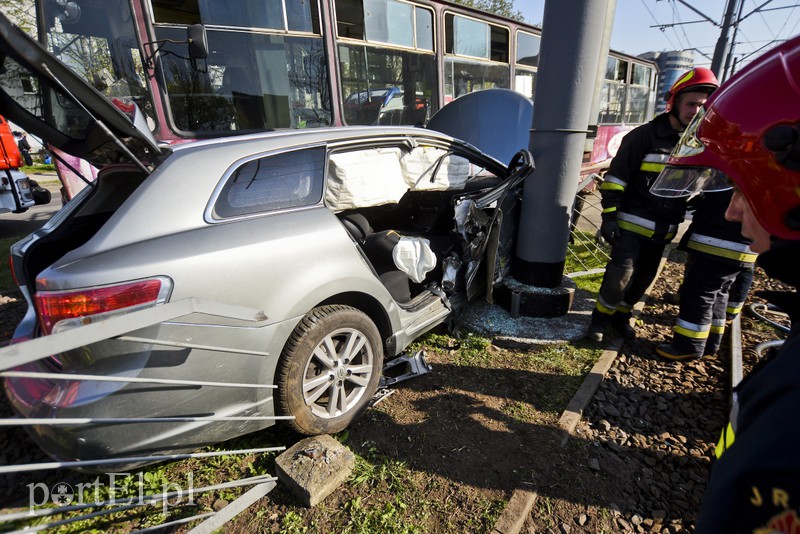 Wjechał toyotą pod tramwaj zdjęcie nr 173352