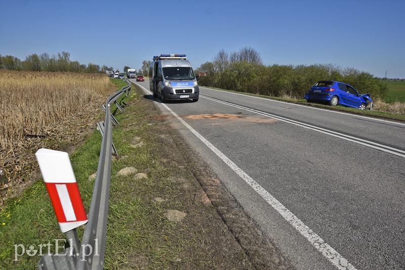 Wyprzedzała na podwójnej ciągłej i uderzyła w barierki zdjęcie nr 173523