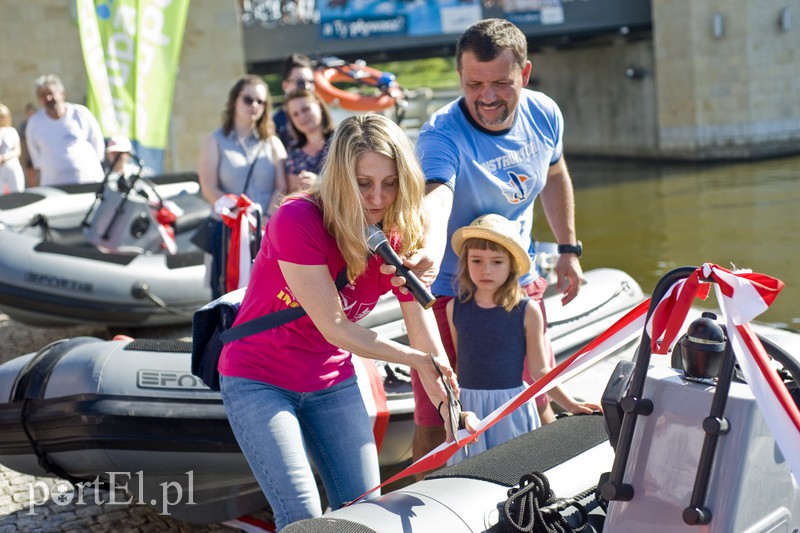 Motorowa ławica wypłynęła na wodę zdjęcie nr 175061