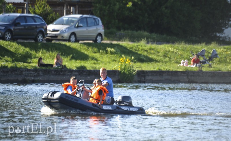 Motorowa ławica wypłynęła na wodę zdjęcie nr 175085