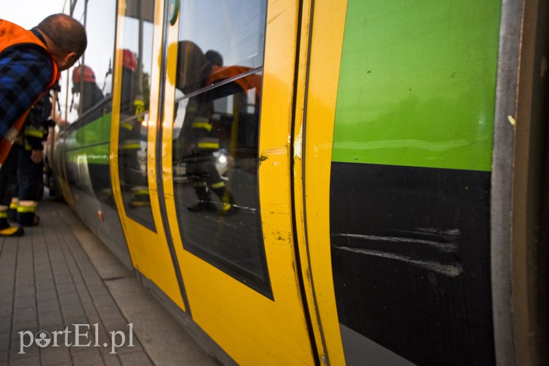 Zderzenie tramwaju z mercedesem zdjęcie nr 175117