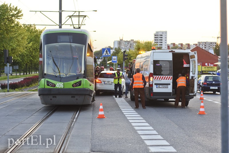 Zderzenie tramwaju z mercedesem zdjęcie nr 175115
