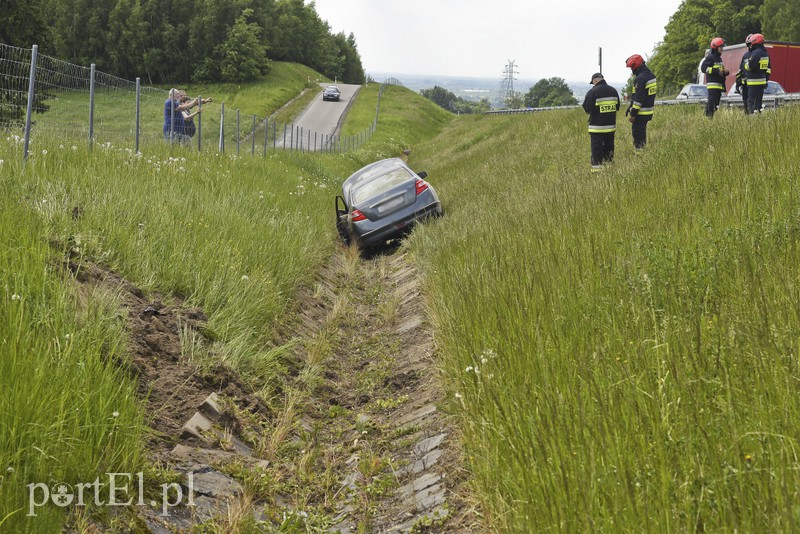 Wyprzedzała na S22, wylądowała w rowie zdjęcie nr 175177